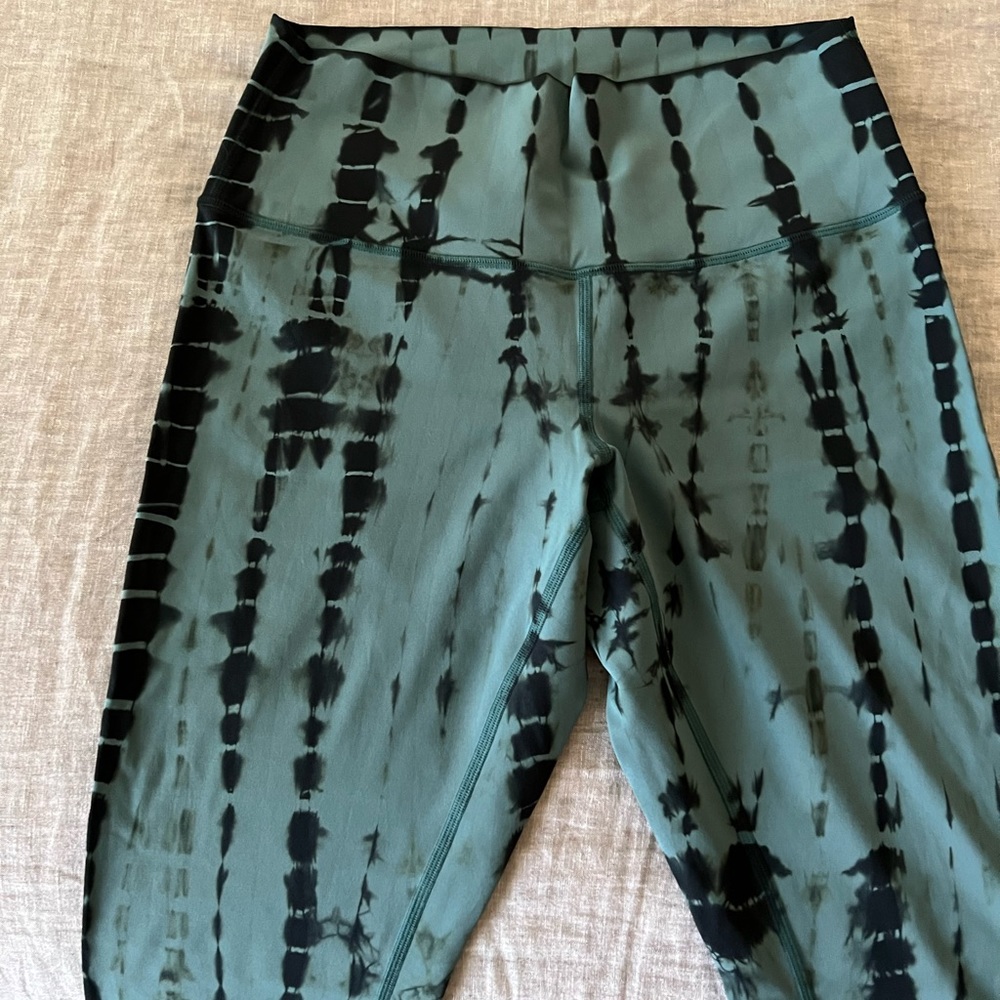 Lululemon tie dye leggings size 8 in LIKE NEW condition